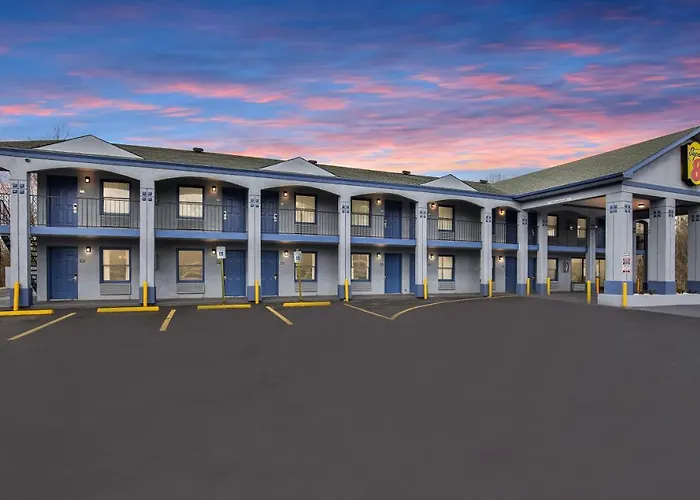 Beach hotel: Super 8 By Wyndham Nashville West