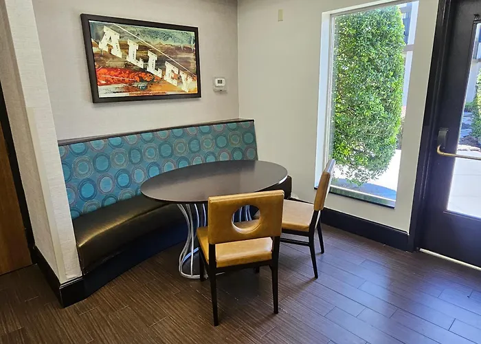 Club Nashville Inn & Suites